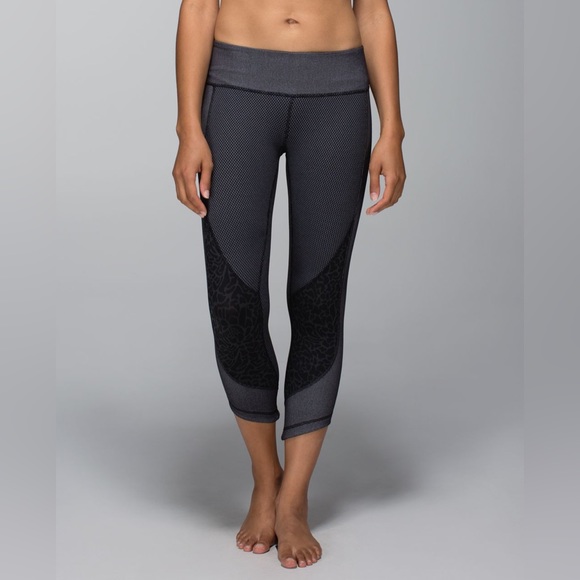 Lululemon Wunder Under Crop *Sashiko
 in Black / Deep Coal. 
Size 8. Pristine. - Picture 3 of 10